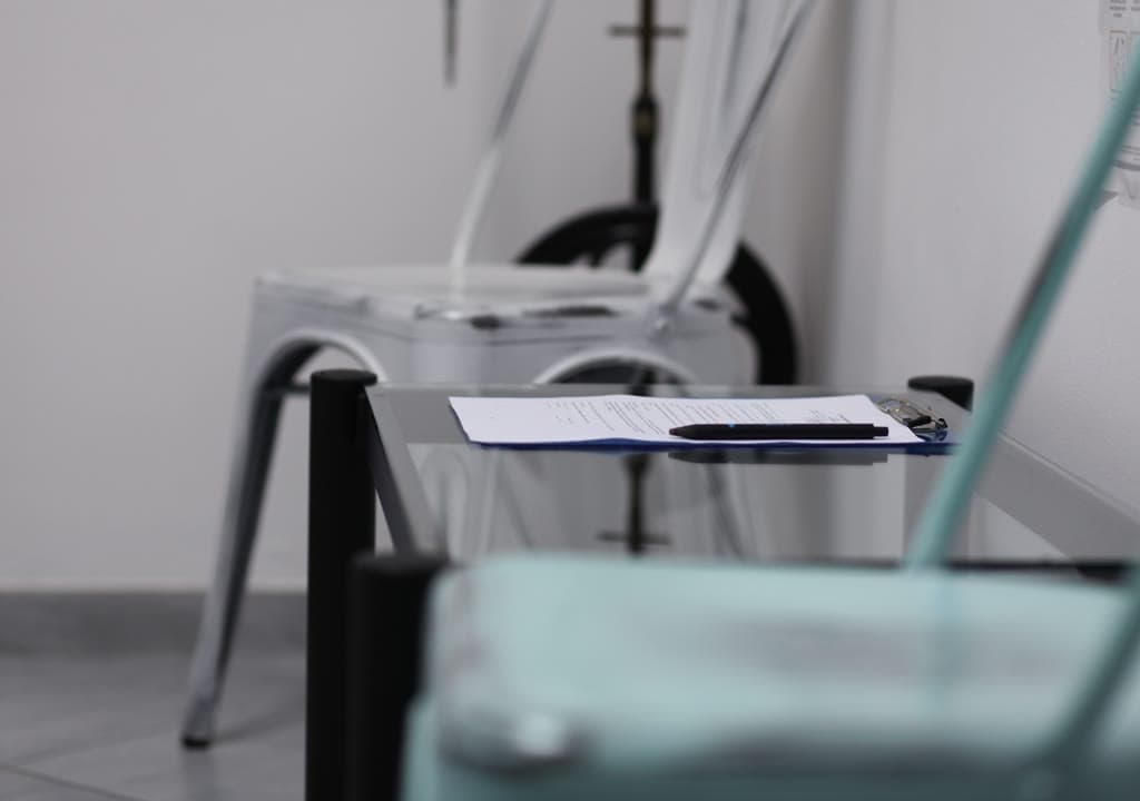 Un dettaglio della sala, con il tavolino servitore e i documenti del paziente