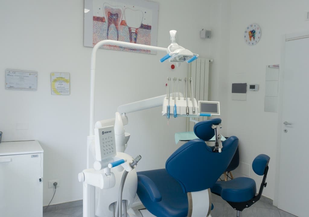 Il riunito dello studio di Marina di Carrara, con la lampada scialitica