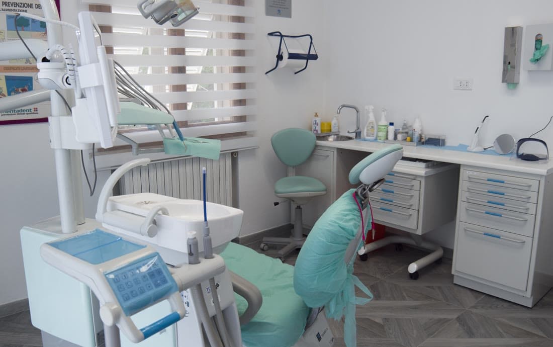 Una sala dello studio di Montopoli, con il riunito e le tende a pacchetto